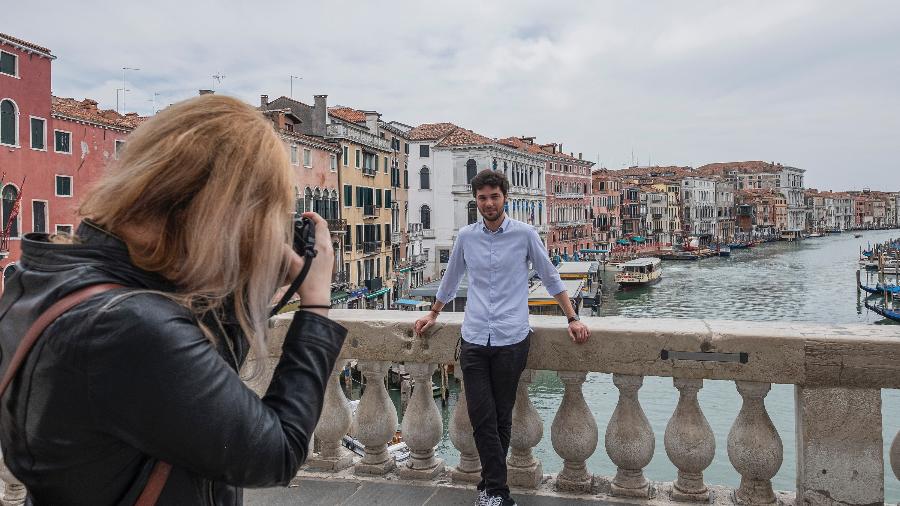 Turistas tiram fotos na Ponte de Rialto em Veneza, na Itália - Stefano Mazzola/Awakening/Getty Images