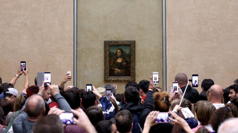 Quadro da Mona Lisa, no Museu do Louvre, em Paris