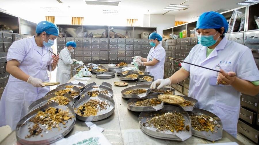 O governo chinês viu a pandemia da covid-19 como uma oportunidade para tentar internacionalizar a medicina tradicional do país - Getty Images