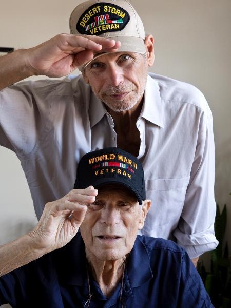 Filho já idoso junto com o pai ainda mais idoso, veteranos de guerra EUA - iStock - iStock