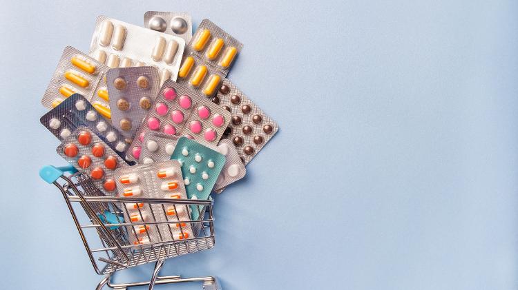 Remédios no carrinho - Getty Images/Istock - Getty Images/Istock