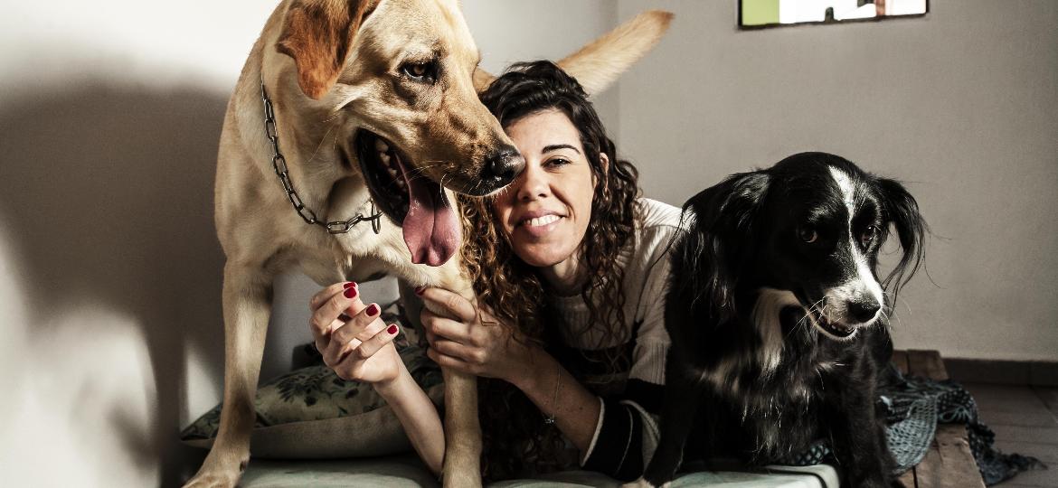 Renata Maria de Oliveira com Thor e Mandala, pets "divididos" com o ex-marido - Fernando Moraes/UOL