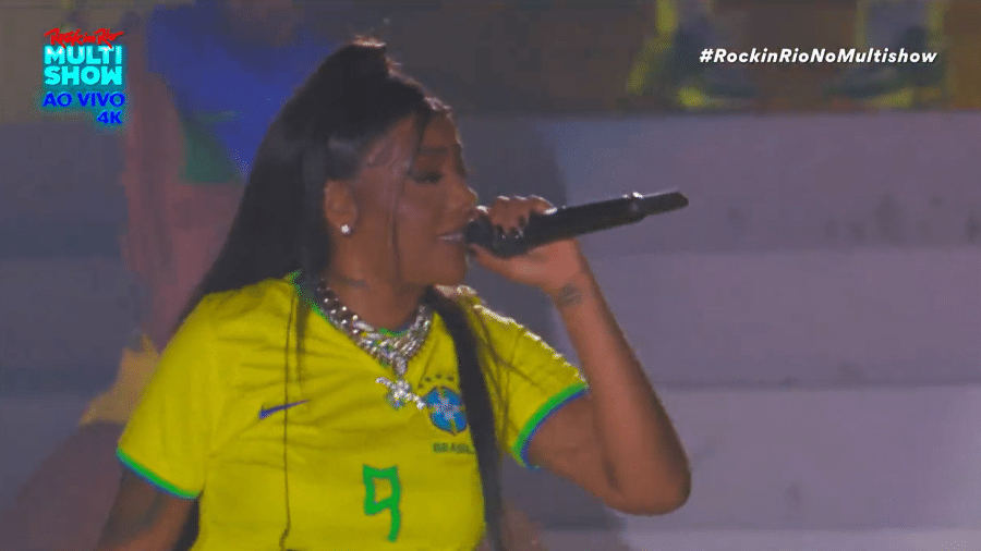 Ludmilla veste camisa do Brasil e pede para fãs fazerem "L" - Reprodução/Multishow