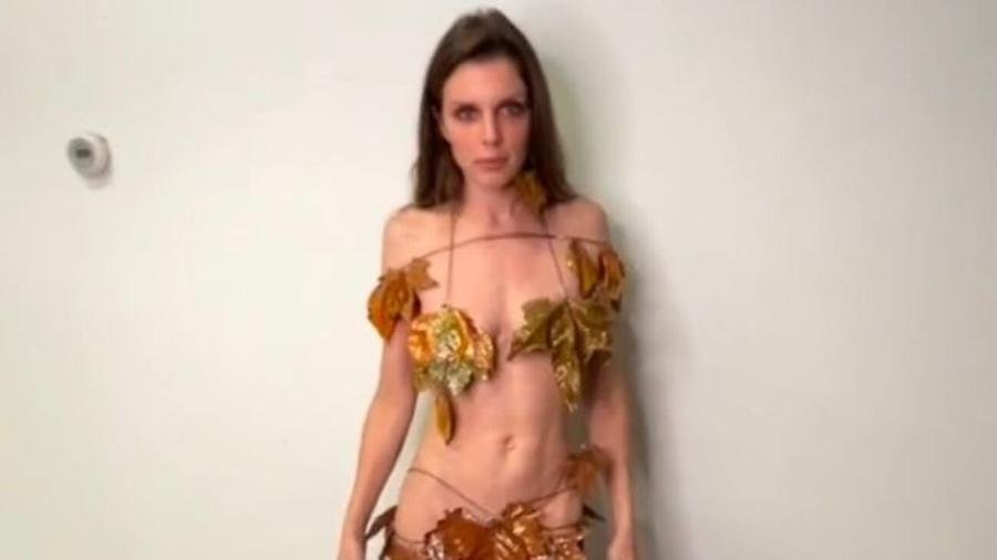 Julia Fox mostra como criou um vestido de folhas em vídeo publicado no TikTok - Reprodução/TikTok