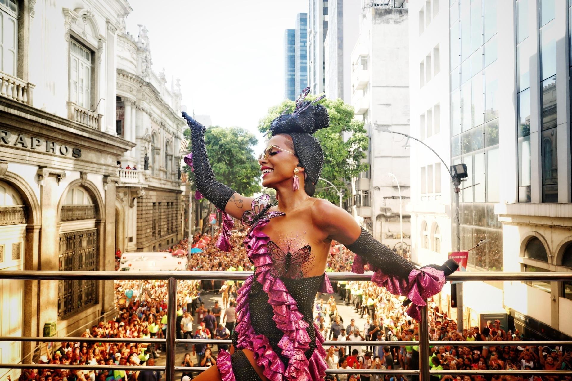 Anitta em referência à Carmem Miranda - Luciola Villela/Riotur