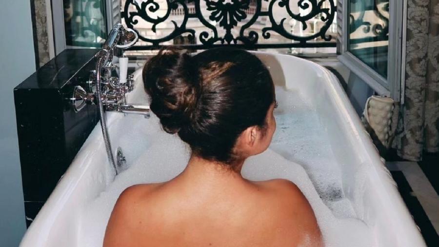 Maisa posa em banheira em hotel em Paris