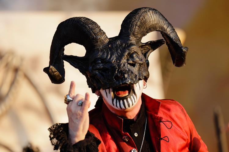 King Diamond usa máscara com chifre, inspirada em criatura demoníaca que tem corpo humano e cabeça de bode, durante show na Alemanha em 2022