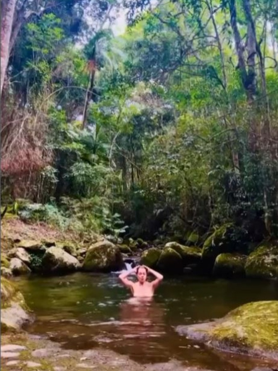 Leticia Spiller aproveita banho de cachoeira nua: Todo Axé da natureza