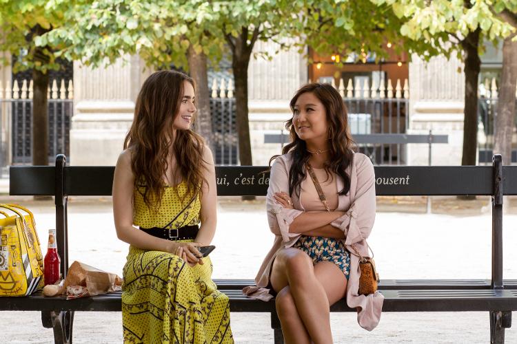 Emily e Mindy, de Emily Em Paris, no jardim do Palais Royal