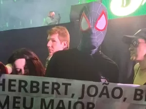 Coala Festival: Homem-Aranha tenta realizar sonho de cantar com Paralamas