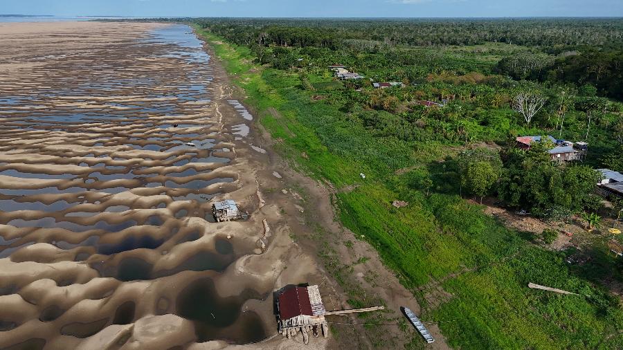 Imagem de drone mostra uma comunidade próxima aos bancos de areia expostos devido à seca no rio Solimões, um dos maiores afluentes do rio Amazonas