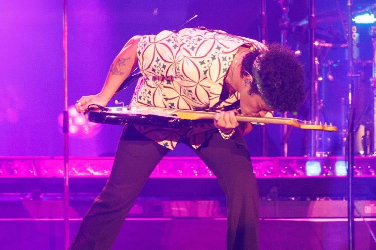 Bruno Mars beija a guitarra em show na sexta (4), em São Paulo