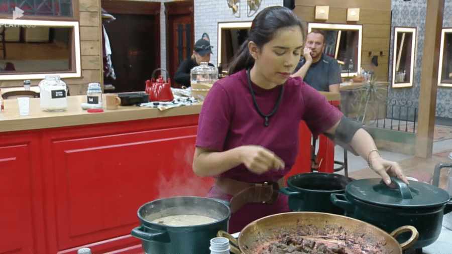 Gizelly e Love criticam Vanessa enquanto cozinham