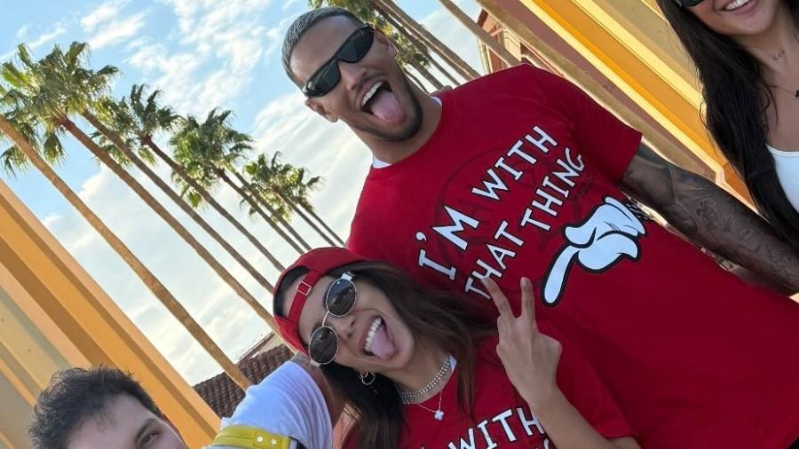 Anitta e Vinicius Souza em Orlando, nos Estados Unidos