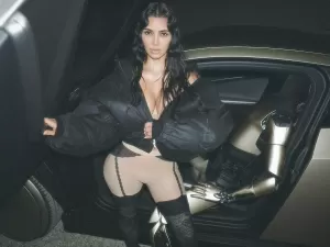 Kim Kardashian responde críticas por 'ensaio sensual' com robô de Elon Musk