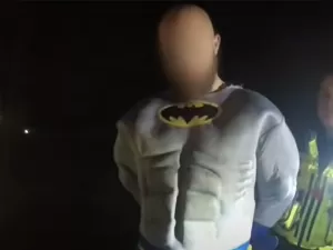 Batman preso: motorista vestido como super-herói é detido após acidente