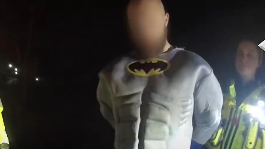 Homem vestido de Batman é detido por dirigir bêbado