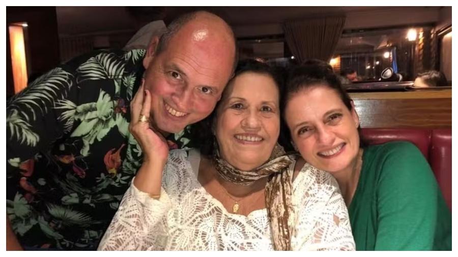 Denise Fraga em foto com a mãe e o irmão - Reprodução