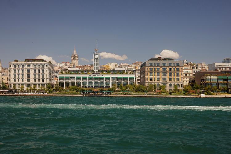 Dos ambientes The Peninsula você acompanha o ir e vir dos barcos no Bósforo