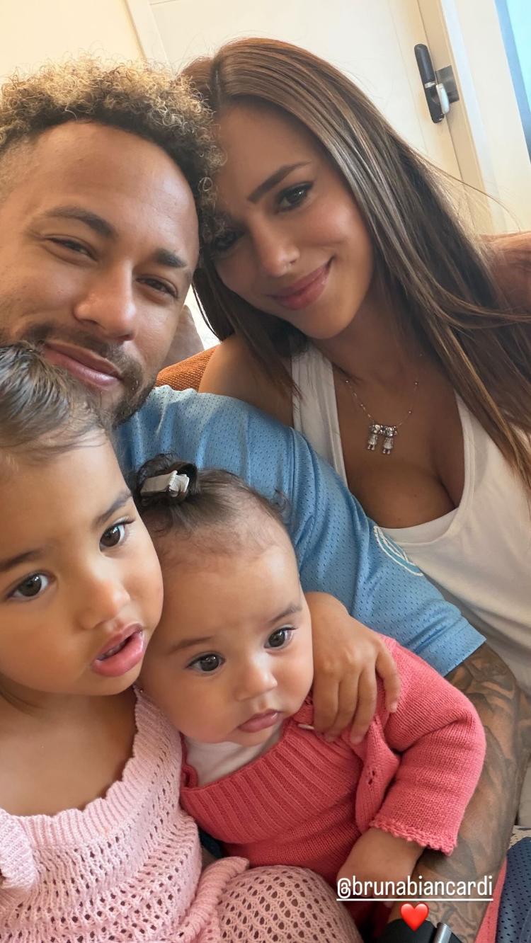 Neymar e Bruna Biancardi surge em clima familiar ao lado das filhas