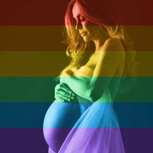 26.jun.2015 - Grávida de nove meses, a atriz Flavia Monteiro também aderiu à campanha e comemorou a a legalização do casamento gay nos Estados Unidos