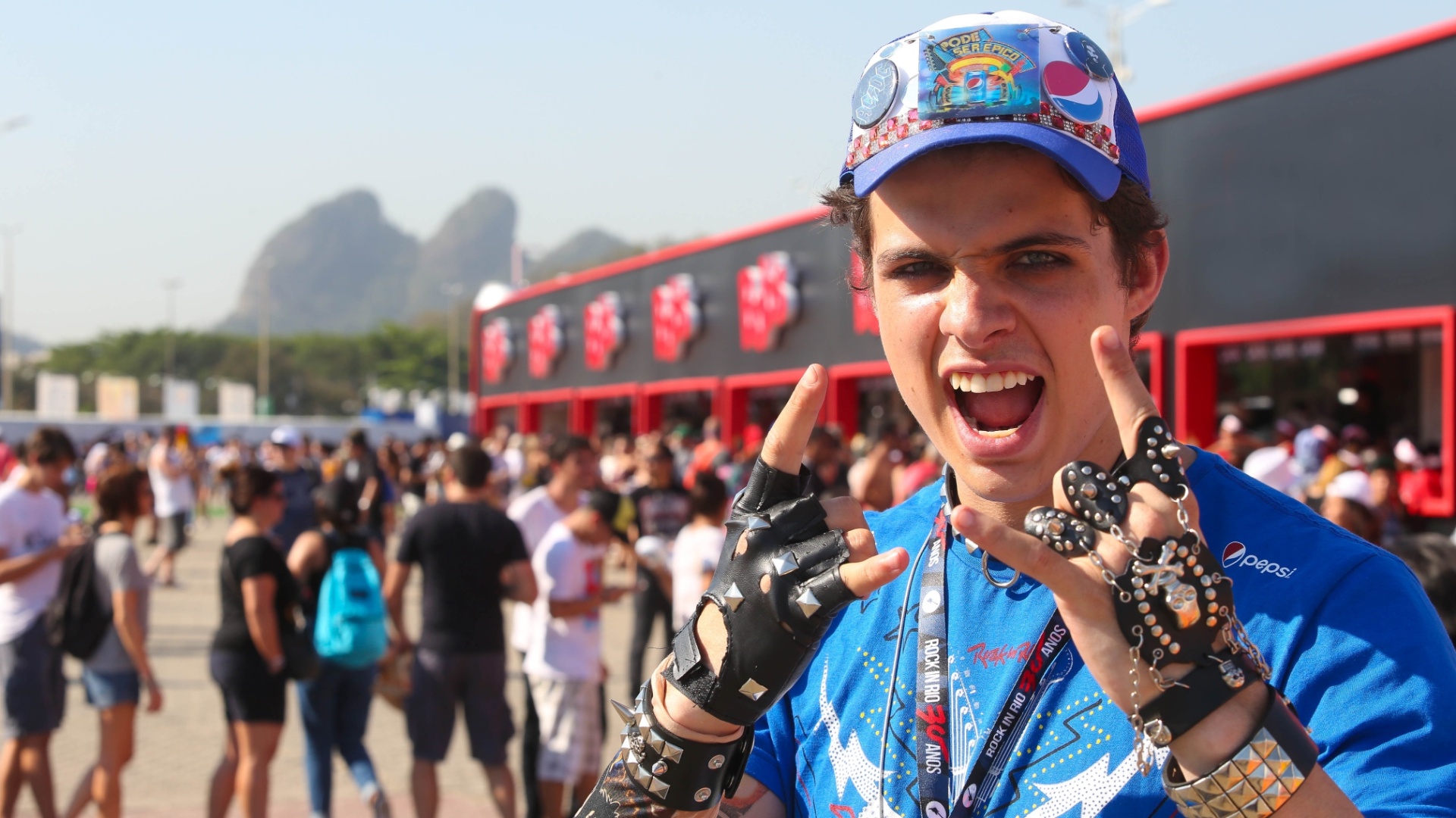 18.set.2015 - Animados, fãs chegam ao primeiro dia de Rock in Rio 2015. - Marco Antônio Teixeira / UOL