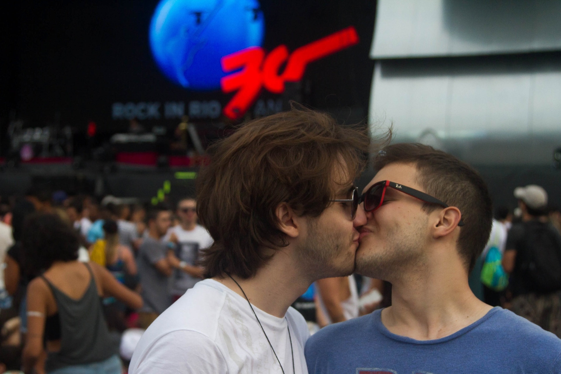 26.set.2015 - Fãs se beijam no palco Mundo aguardando o início do show de Rihanna no sexto dia do Rock in Rio - Luciano Belford/Agência Estado