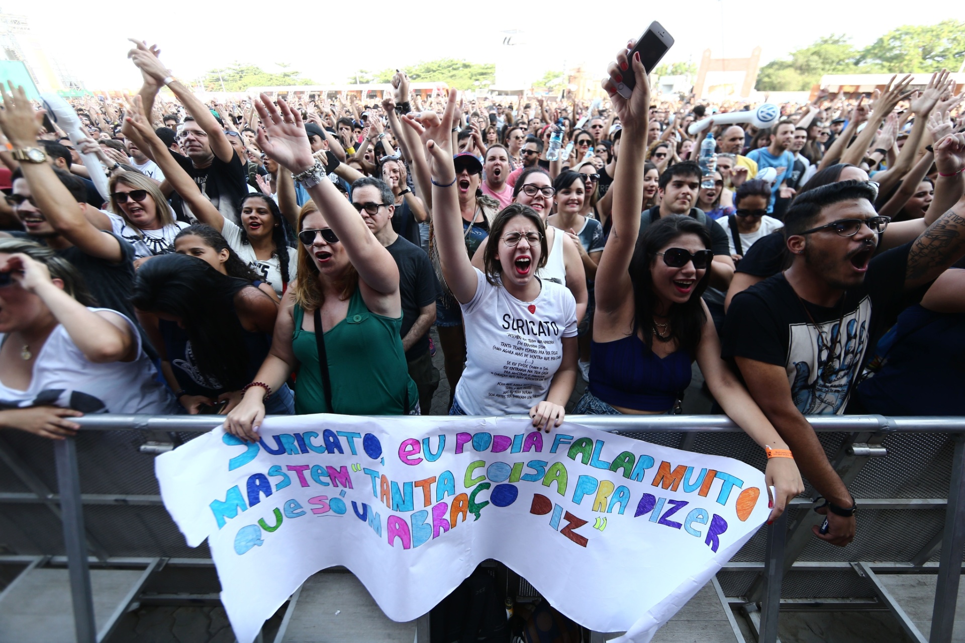 27.set.2015 - Fãs seguram cartaz para a banda Suricato, que abre as apresentações no palco Sunset, durante a tarde do último dia do Rock in Rio 2015. - Wilton Junior/Estadão Conteúdo