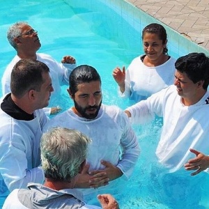 Sandro Pedroso sendo batizado - Reprodução/Instagram/sandropedroso