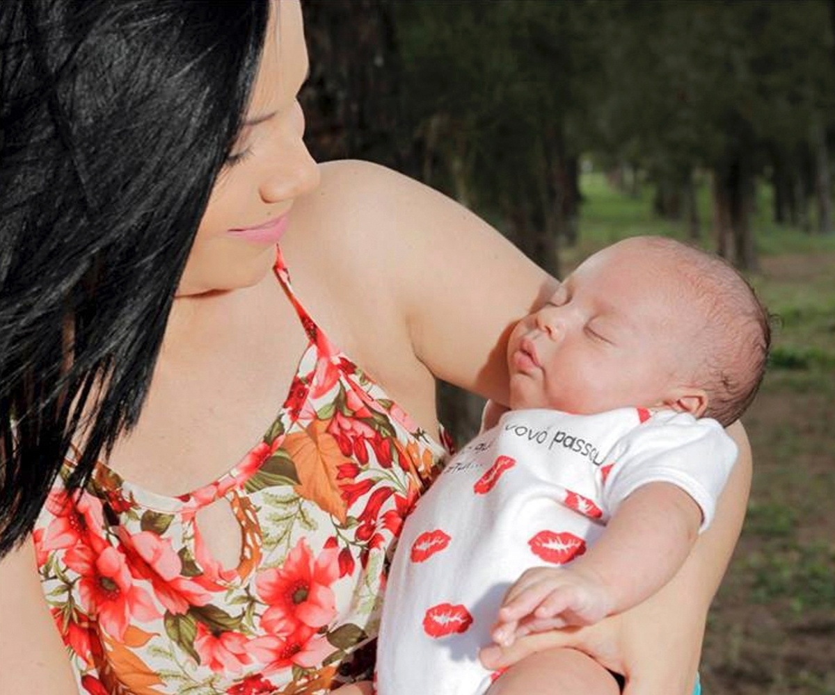 O câncer começou na mama esquerda e rapidamente se alastrou para a mama direita. Fiz sessões de quimioterapia e fui submetida à dupla mastectomia. Um ano após a cirurgia, fiz radioterapia e esvaziamento axilar. Um médico chegou a me dizer para escolher entre criar um cachorro ou adotar uma criança, pois só por um milagre eu engravidaria. Mas eu consegui engravidar naturalmente. - ER Fotografia - Eduardo&Raquel