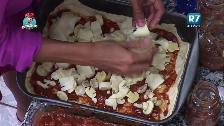 16.nov.2015 - Portuguesa, atum, doce ou salgada. Os sabores de pizzas eram variados - Reprodução/Record