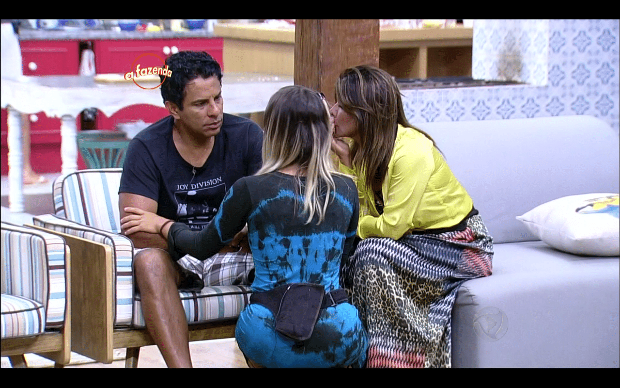 19.nov.2015 - Ana Paula MInerato questionou se Carla Prata também choraria por Douglas. "Claro que não", respondeu Luka - Reprodução/Record