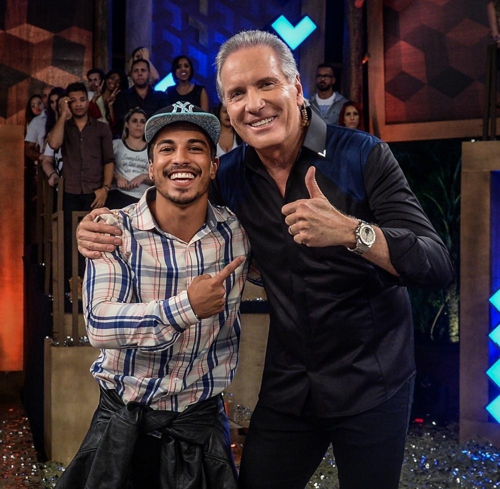 8.dez.2015 - Justus posou ao lado de Douglas Sampaio, vencedor da oitava edição de "A Fazenda" - Francisco Cepeda/AgNews