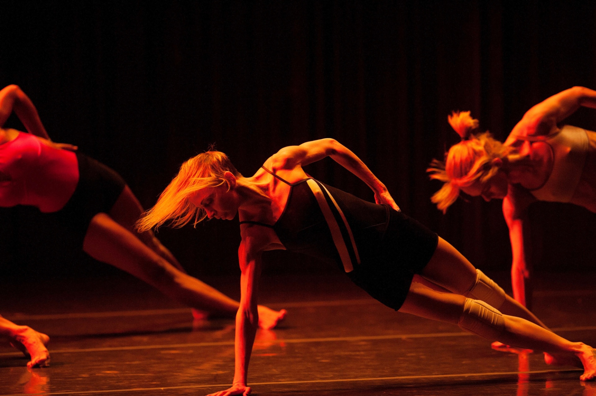 16.dez.2015 - Grupo Corpo ensaia as coreografias "Onqotô", com trilha sonora de Zé Miguel Wisnik e Caetano Veloso, e "Parabelo", de Wisnik e Tom Zé, para apresentações no Auditório Ibirapuera, de 17 a 20 de dezembro. Os ingressos já estão esgotados. As apresentações encerram a comemoração de 40 anos da companhia, que também é homenageada com a exposição Ocupação Grupo Corpo 40 anos, até 17 de janeiro de 2016, no Itaú Cultural. - Reinaldo Canato/UOL