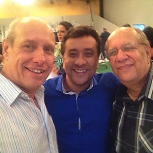 10.mar.2016 - Oscar Pardini e Maurício Manfrini se despedem de Saulo Laranjeira nos bastidores de "A Praça é Nossa" - Reprodução/Facebook/Oscar Pardini - Reprodução/Facebook/Oscar Pardini