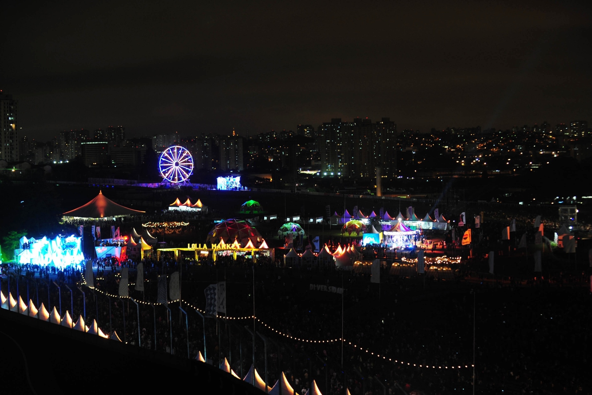 12.mar.2016 - Visão da primeira noite do Lollapalooza Brasil 2016 - Junior Lago/UOL