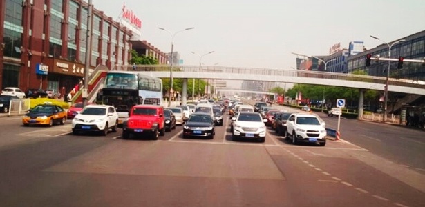 Toyota RAV4, Hummer H3, Hyundai Santa Fe e Chevrolet Captiva lideram quatro das seis faixas em avenida de Pequim (China) - Leonardo Felix/UOL - Leonardo Felix/UOL