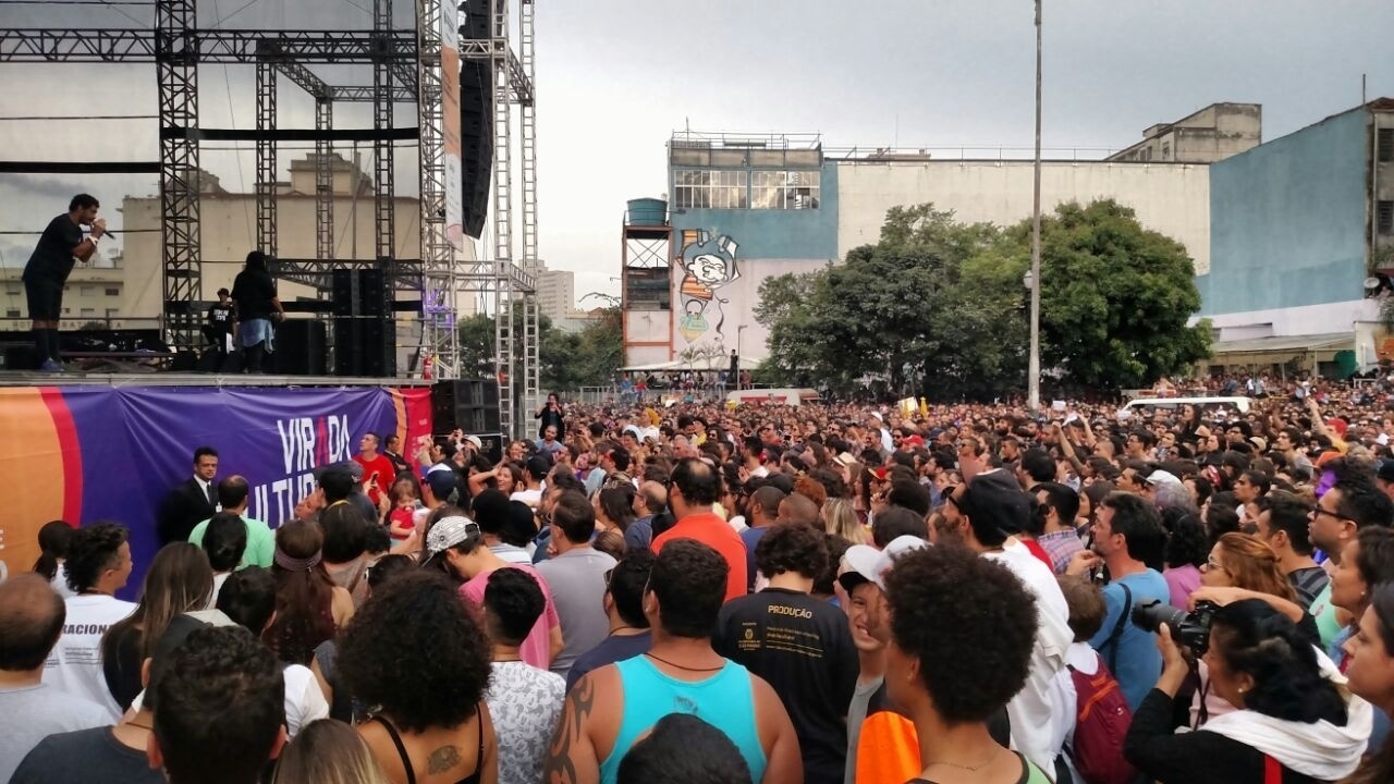 22.mai.2016 - Uma das atrações mais aguardadas da Virada Cultural, o cantor e rapper Criolo agitou o público no segundo show do palco Júlio Prestes, em São Paulo - Tiago Dias/UOL