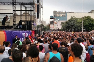 22.mai.2016 - Uma das atrações mais aguardadas da Virada Cultural, o cantor e rapper Criolo agitou o público no segundo show do palco Júlio Prestes, em São Paulo - Tiago Dias/UOL