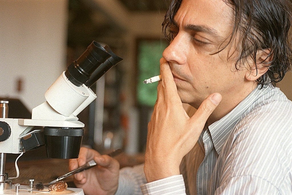 O artista plástico Tunga, na Barra da Tijuca, em 1997 - Folhapress