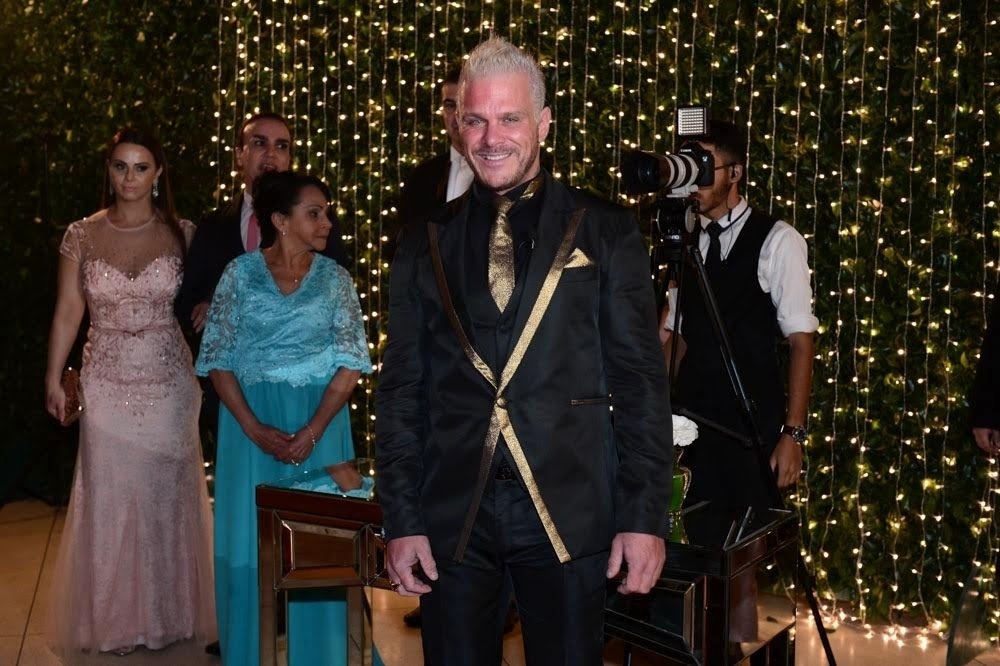 8.jun.2016 - O noivo Chico Campadello posa para fotos ao chegar ao seu casamento com Léo Aquilla - Francisco Cepeda e Orlando Oliveira/AgNews