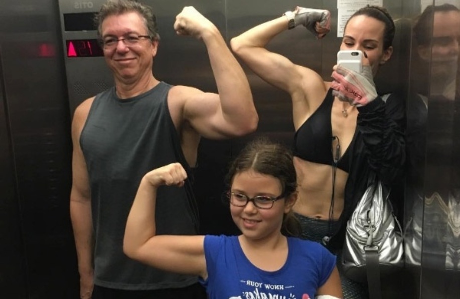 19.jul.2016- Boninho aparece com braço musculoso em foto com a mulher Ana Furtado e a filha Isabella: "Muque em família! Família que treina unida é mais forte!", escreveu a apresentadora na legenda da imagem no Instagram. O diretor da Globo se submeteu a uma cirurgia bariátrica há seis meses e tem feito atividade física para manter a nova forma - Reprodução/Instagram