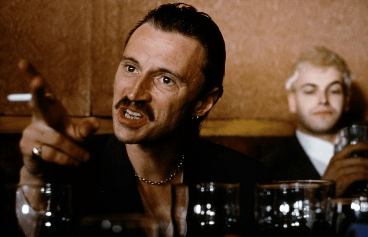 Cena do filme "Trainspotting - Sem Limites" (1996) - Robert Carlyle - Reprodução