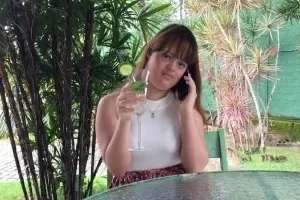 A youtuber Cacai posa para fotos durante a gravação de um vídeo para o seu canal - Acervo Pessoal