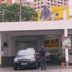 Ivo Holanda se disfarça de pombo e suja os carros de "vítimas" em pegadinha do SBT - Divulgação/SBT - Divulgação/SBT