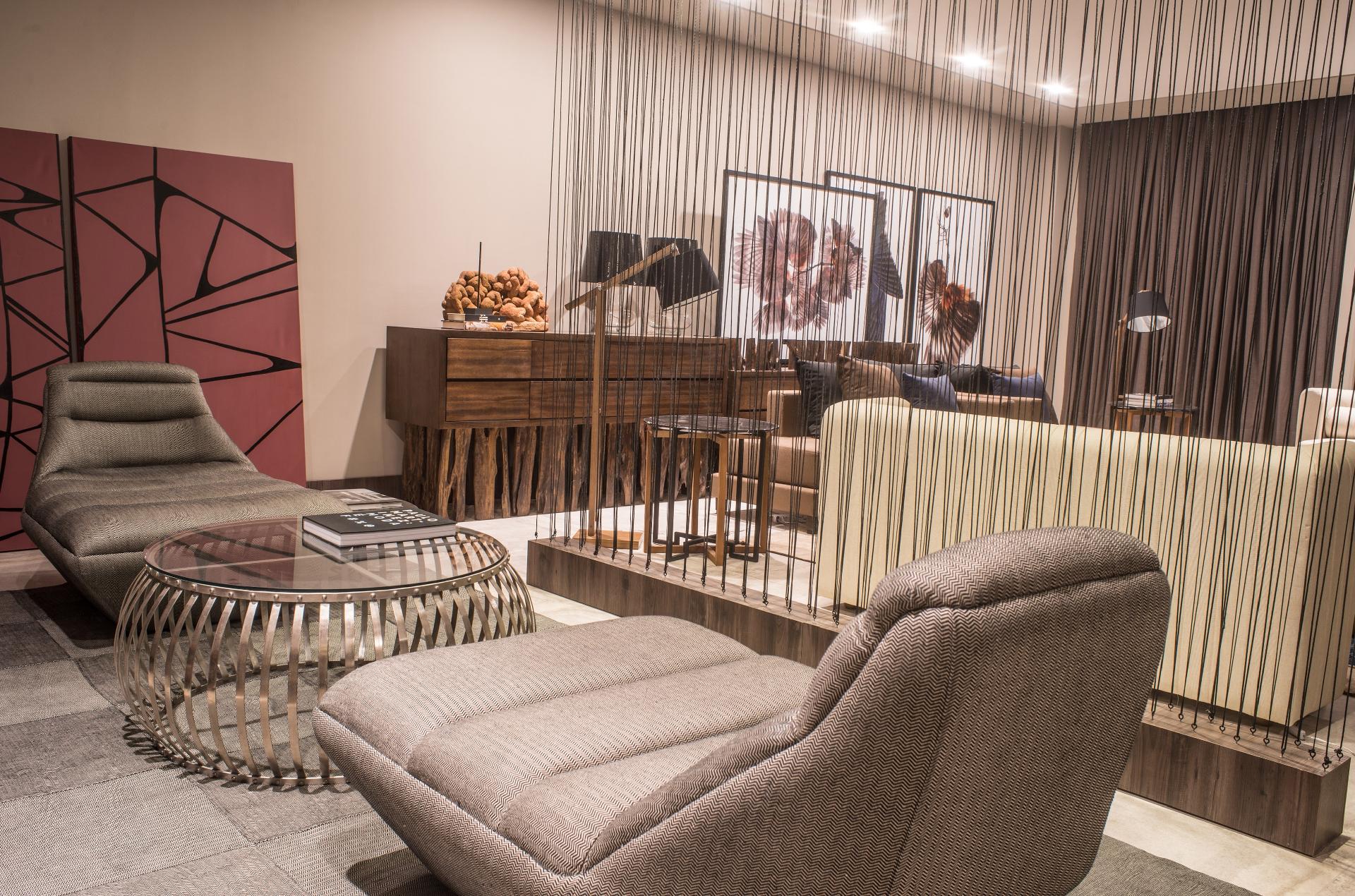 Casa Cor MT 2016 - A divisória do Estar Íntimo, projetado por Thiago Alencar, é incomum e dá leveza ao espaço sem desperdiçar a metragem quadrada com cômodo (80 m²) ou comprometer a iluminação e a ventilação do ambiente. Composta de finas cordas escuras presas a um suporte de madeira clara, a peça foi feita para segmentar os usos da sala - Lucas Ninno/Divulgação