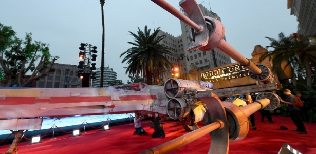 Réplica do X-Wing é colocada em frente ao teatro Pantages, em Los Angeles, para a pré-estreia mundial de "Rogue One" - Ethan Miller/Getty Images