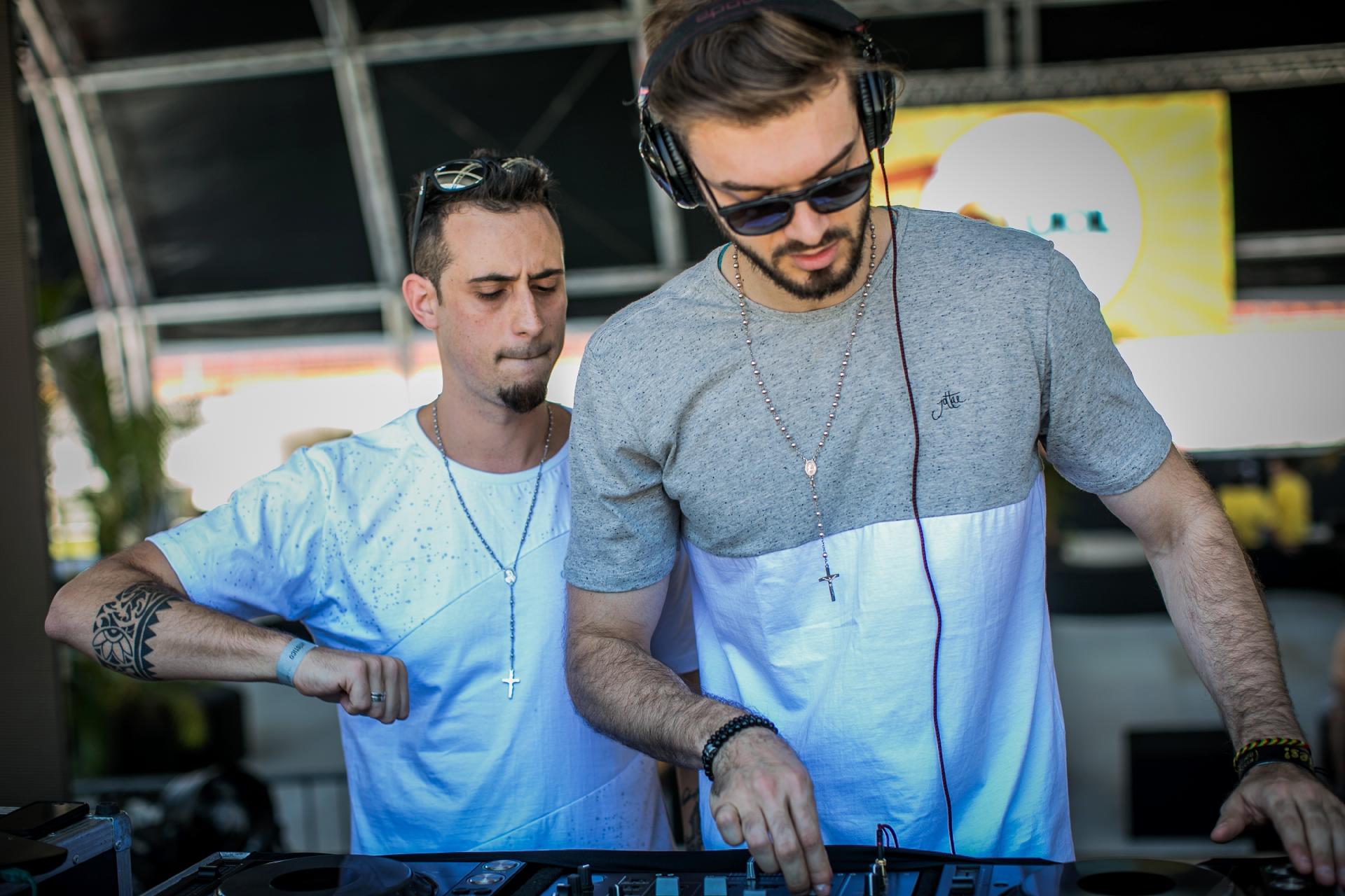 Primeira atração do CarnaUOL, a dupla Dual V, formada pelos DJs Caio Visacre e Fábio Vamondes, recebe foliões no estádio do Canindé, em São Paulo - Bruno Santos/UOL