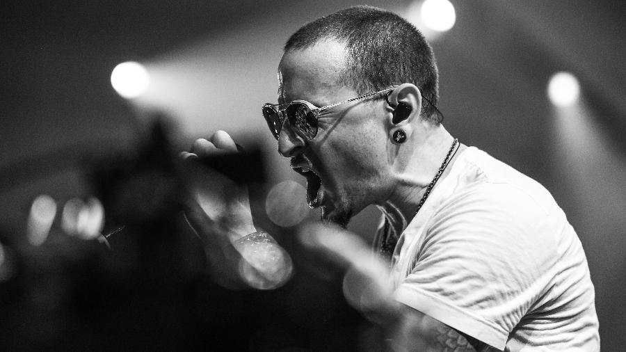 Chester Bennington durante show do Linkin Park no iHeartRadio Album Release Party em Burbank, na Califórnia - Getty Images