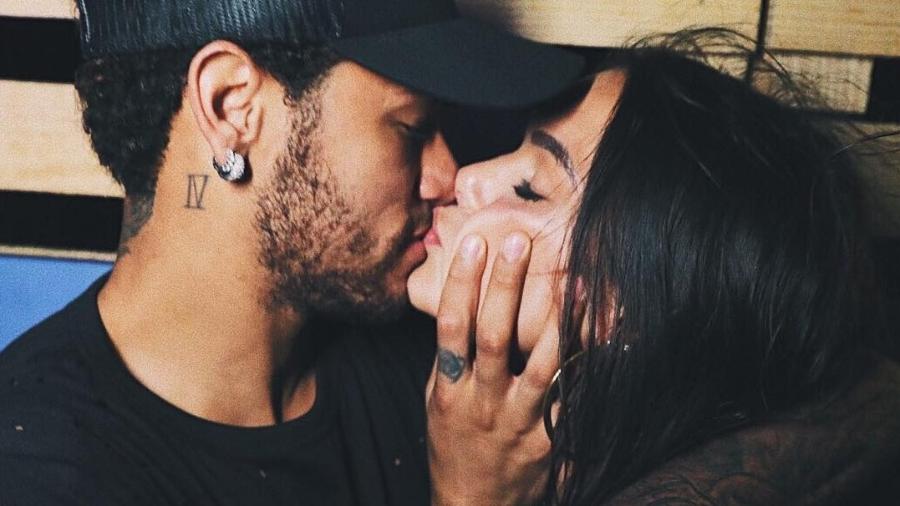 Bruna Marquezine e Neymar dão beijos em Noronha - Reprodução/Instagram/Raul Aragão